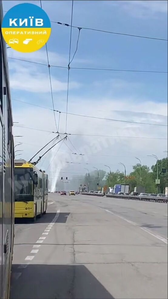 В Киеве на Северном мосту прорвало трубу посреди дороги: из-под асфальта бил 10-метровый фонтан. Видео