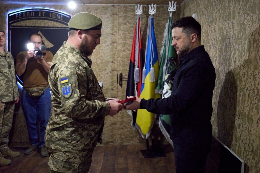 Зеленский встретился с воинами, которые держат оборону на Александровском направлении, и заслушал доклад Сырского. Видео