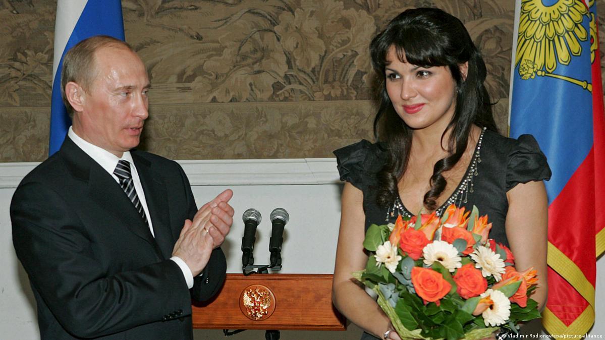 "Ваша страна убила 30 мирных жителей в Украине за сутки": журналист задал неудобный вопрос представителю России на Венецианской биеннале. Видео