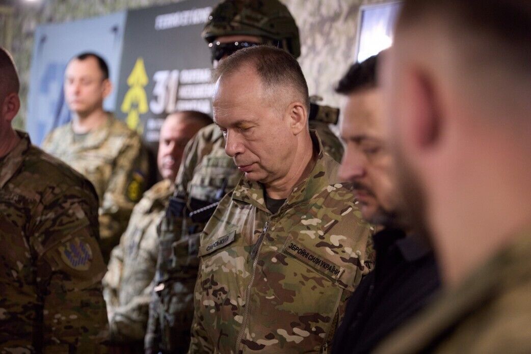 Зеленский встретился с воинами, которые держат оборону на Александровском направлении, и заслушал доклад Сырского. Видео