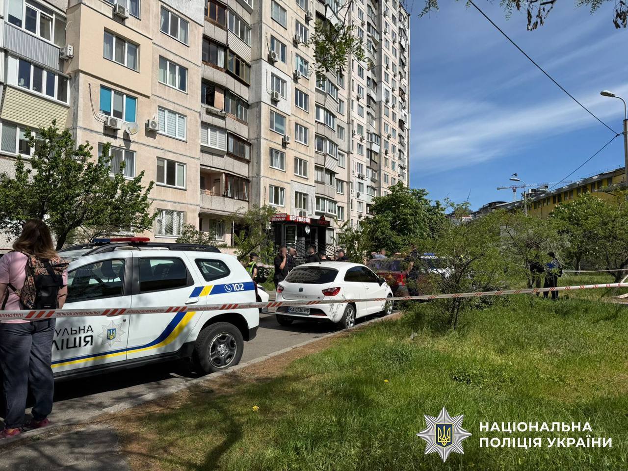 В Киеве на Оболони из окна из окна 11-го этажа дома выпал и погиб мужчина. Подробности трагедии