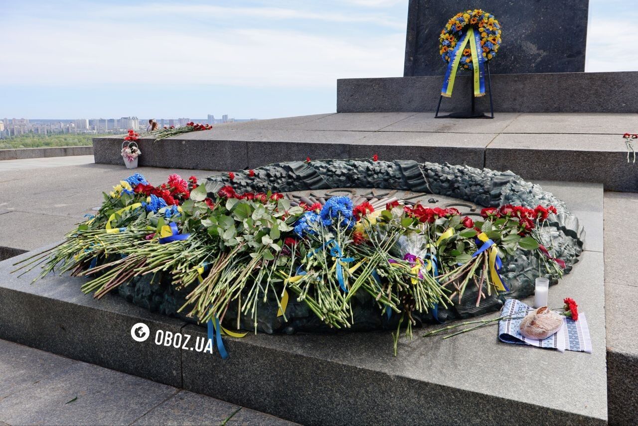 Несуть квіти: у Києві вшановують день пам’яті жертв та перемогу у Другій світовій війні. Фото та відео