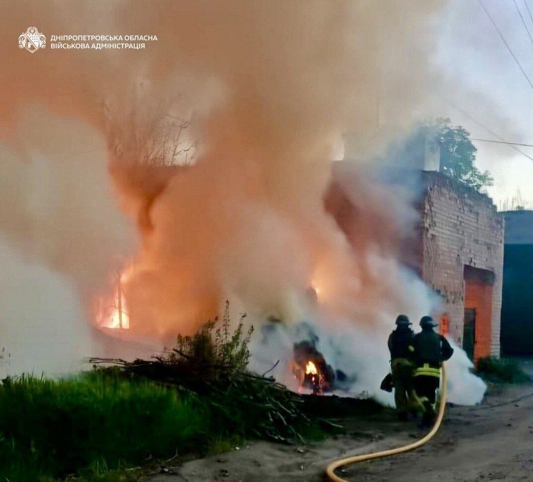 Окупанти вдарили по Дніпропетровщині: стались пожежі, постраждали троє людей