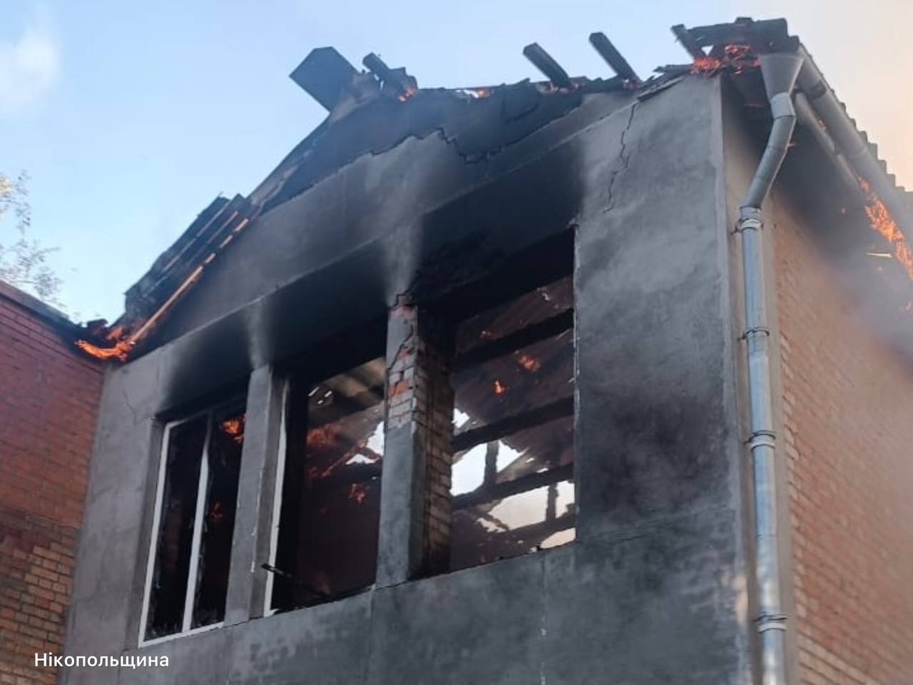 Окупанти вдарили по Дніпропетровщині: стались пожежі, постраждали троє людей