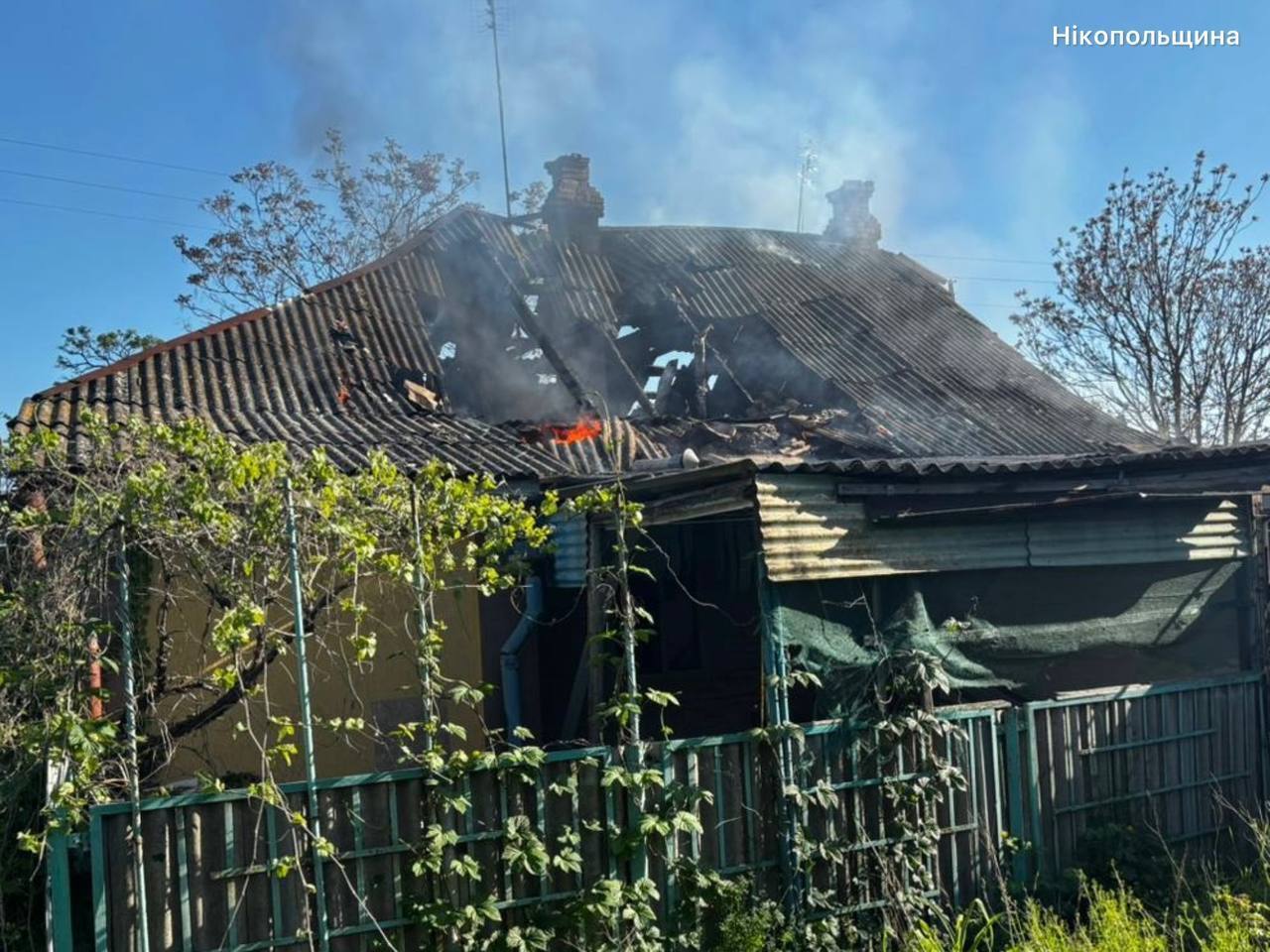 Окупанти вдарили по Дніпропетровщині: стались пожежі, постраждали троє людей
