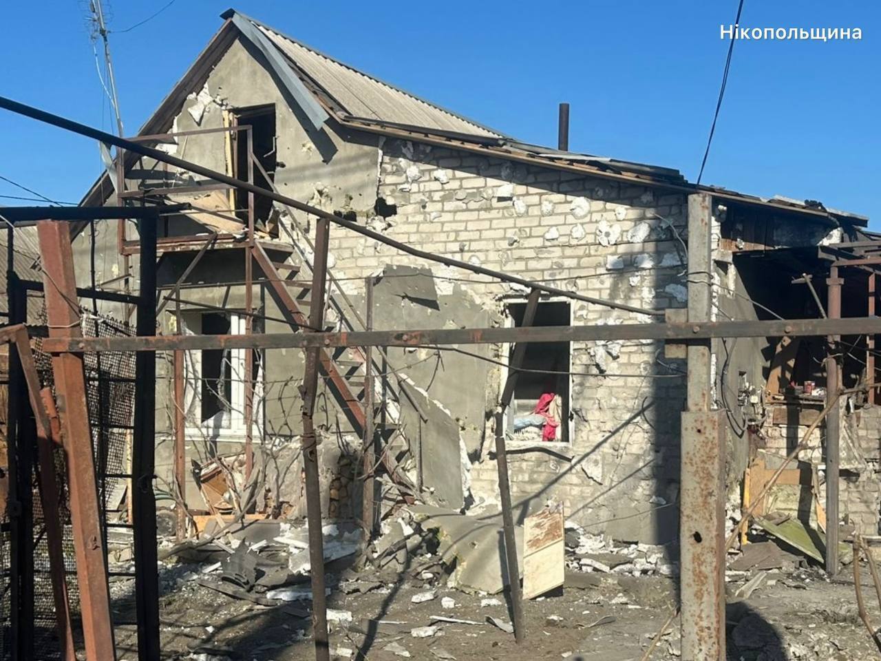 Окупанти вдарили по Дніпропетровщині: стались пожежі, постраждали троє людей