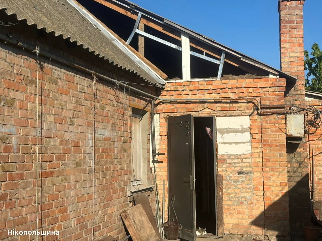 Окупанти вдарили по Дніпропетровщині: стались пожежі, постраждали троє людей