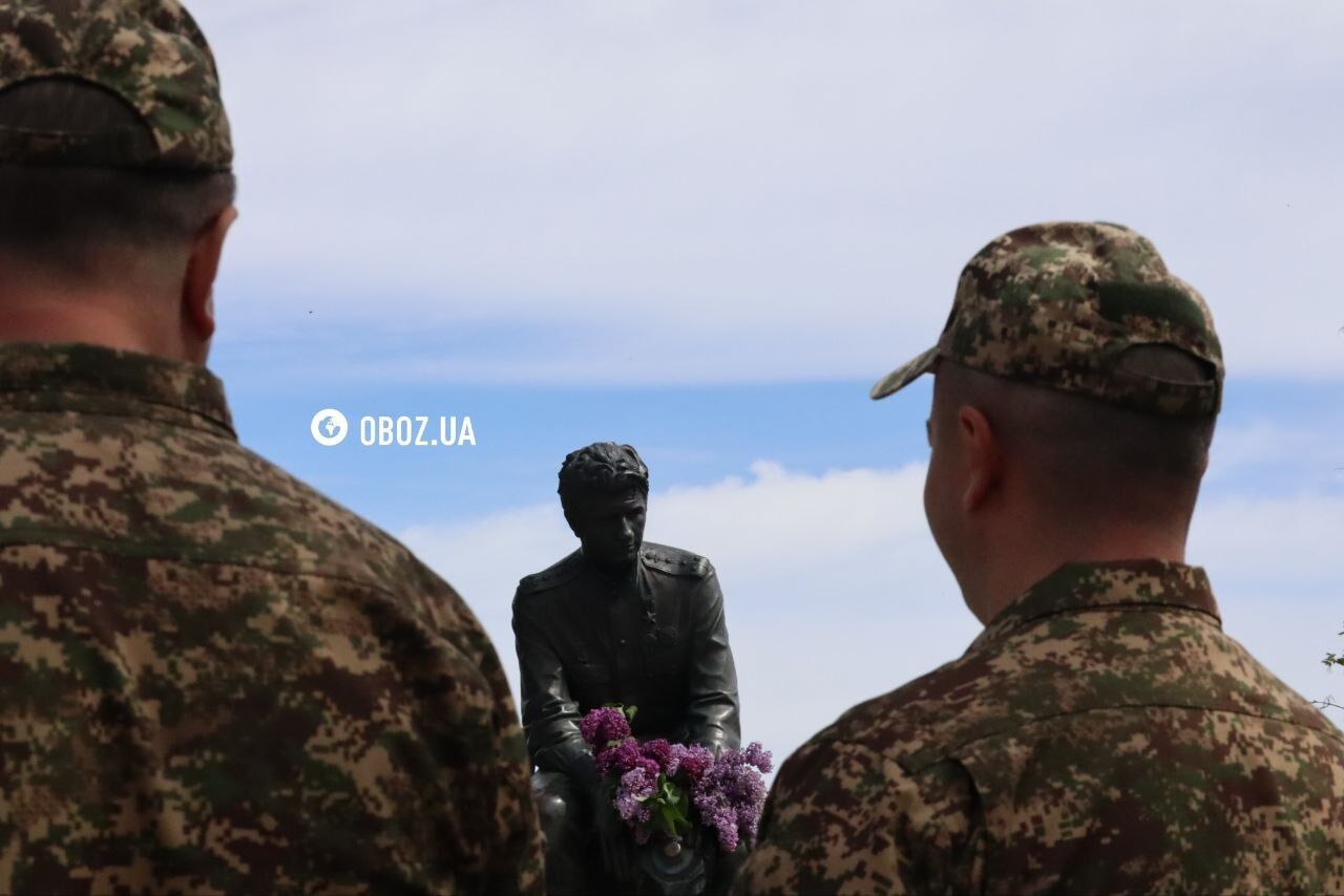 Несуть квіти: у Києві вшановують день пам’яті жертв та перемогу у Другій світовій війні. Фото та відео