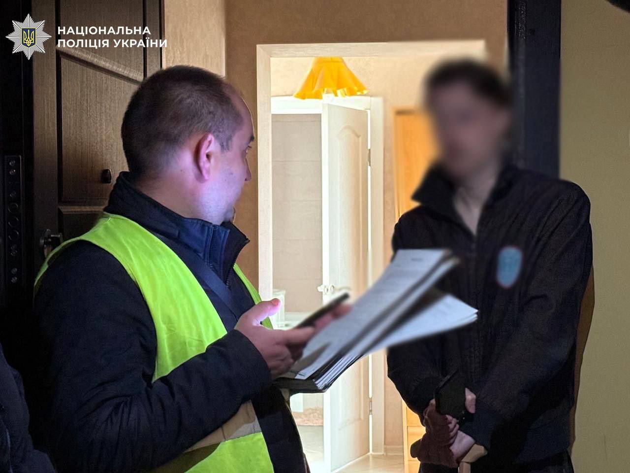 У Києві затримали "співробітників СБУ", які видурили у пенсіонерки майже $29 тисяч. Фото та відео