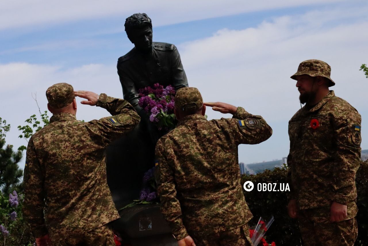 Несуть квіти: у Києві вшановують день пам’яті жертв та перемогу у Другій світовій війні. Фото та відео
