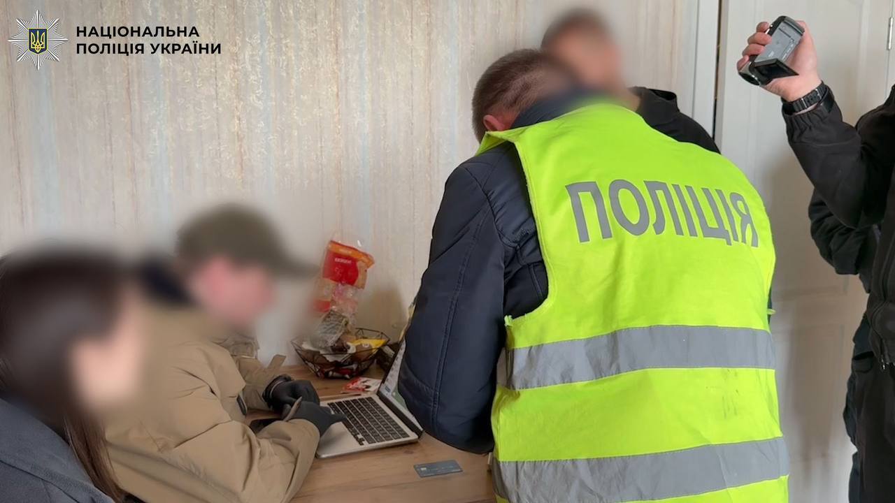 У Києві затримали "співробітників СБУ", які видурили у пенсіонерки майже $29 тисяч. Фото та відео