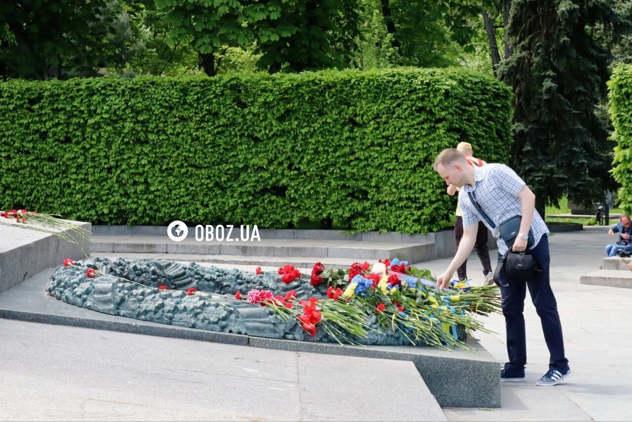 Несуть квіти: у Києві вшановують день пам’яті жертв та перемогу у Другій світовій війні. Фото та відео