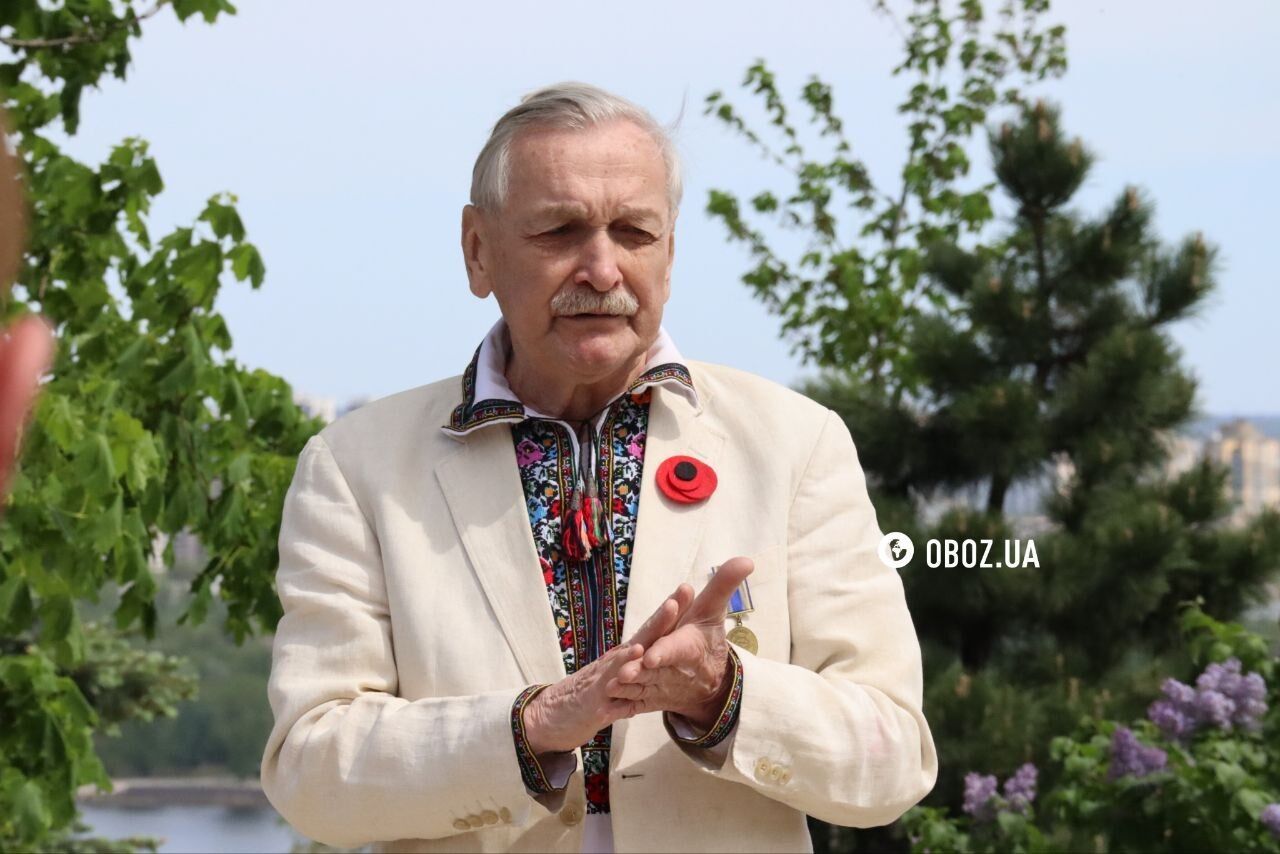 Несуть квіти: у Києві вшановують день пам’яті жертв та перемогу у Другій світовій війні. Фото та відео