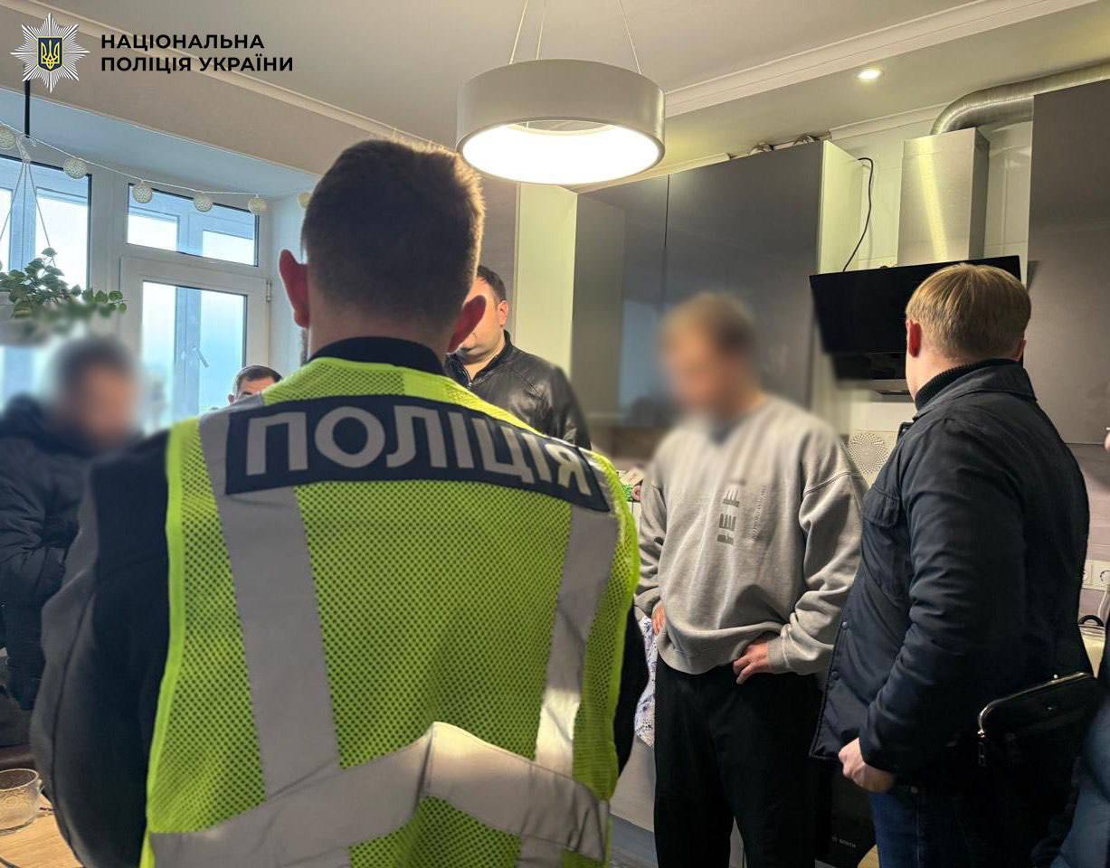 У Києві затримали "співробітників СБУ", які видурили у пенсіонерки майже $29 тисяч. Фото та відео
