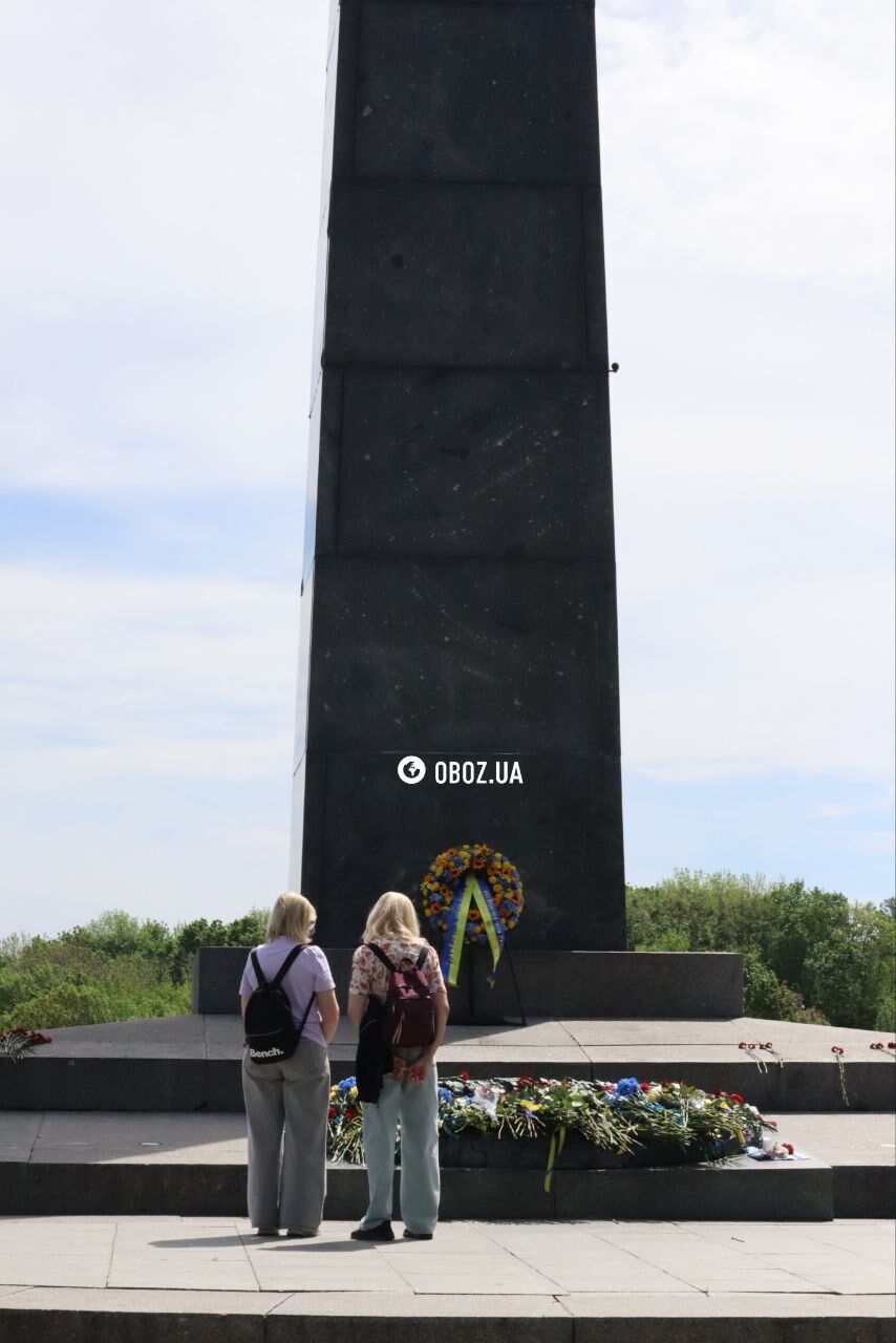 Несуть квіти: у Києві вшановують день пам’яті жертв та перемогу у Другій світовій війні. Фото та відео