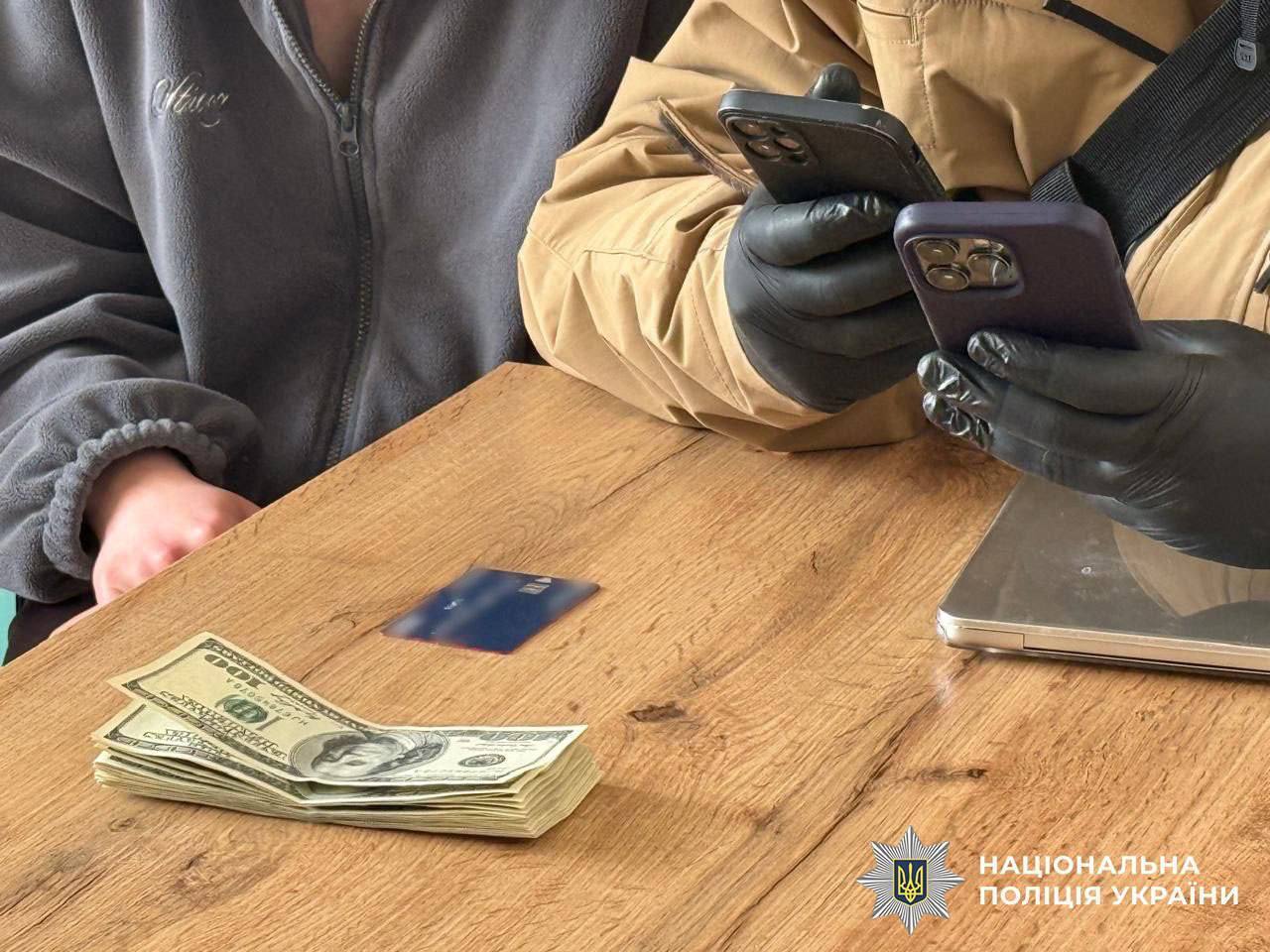 У Києві затримали "співробітників СБУ", які видурили у пенсіонерки майже $29 тисяч. Фото та відео