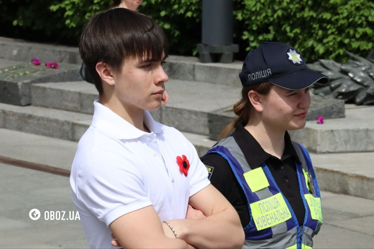 Несуть квіти: у Києві вшановують день пам’яті жертв та перемогу у Другій світовій війні. Фото та відео
