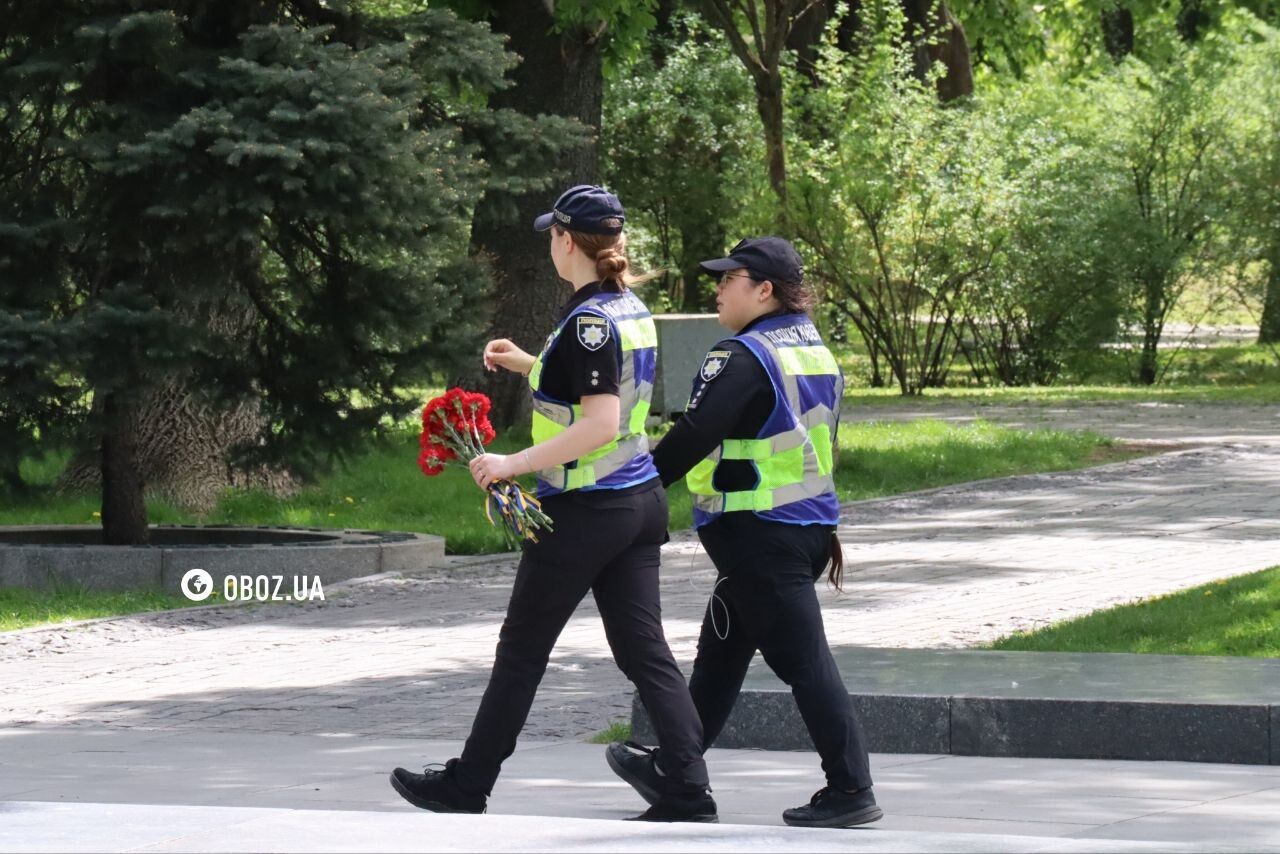 Несуть квіти: у Києві вшановують день пам’яті жертв та перемогу у Другій світовій війні. Фото та відео