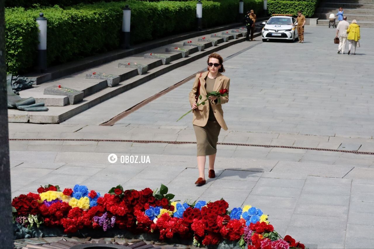 Несуть квіти: у Києві вшановують день пам’яті жертв та перемогу у Другій світовій війні. Фото та відео