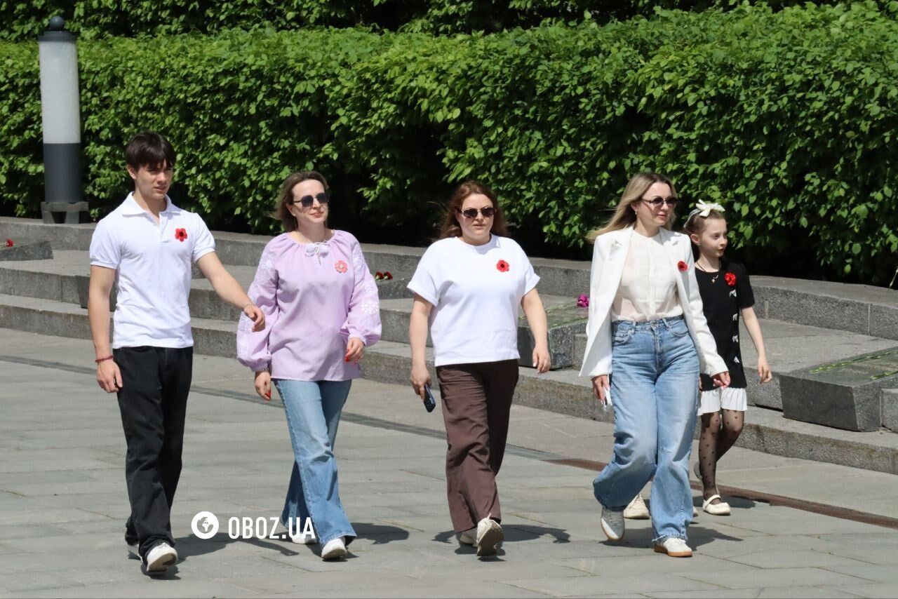 Несуть квіти: у Києві вшановують день пам’яті жертв та перемогу у Другій світовій війні. Фото та відео