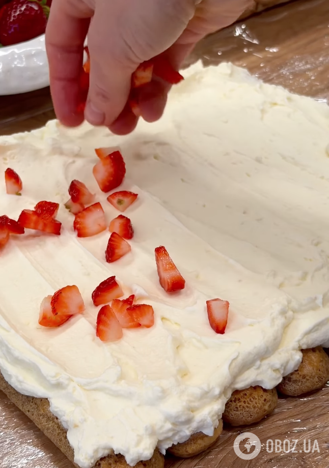Вкуснее любого торта: клубничный рулет-тирамису с нежным кремом и без выпечки