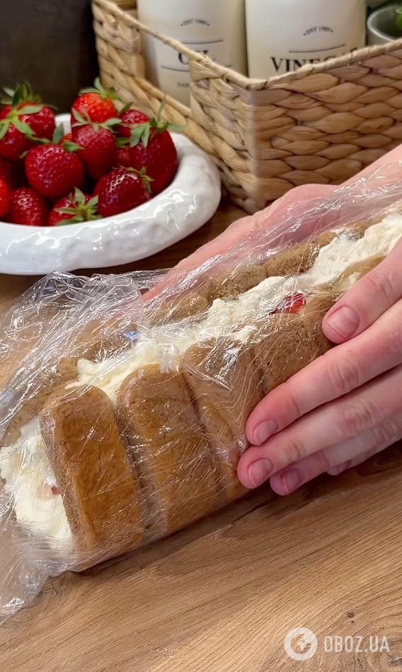 Вкуснее любого торта: клубничный рулет-тирамису с нежным кремом и без выпечки