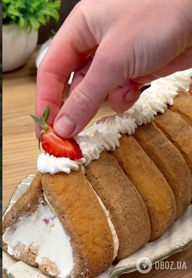 Вкуснее любого торта: клубничный рулет-тирамису с нежным кремом и без выпечки