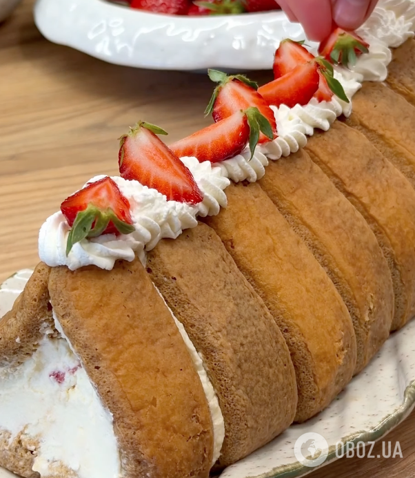 Вкуснее любого торта: клубничный рулет-тирамису с нежным кремом и без выпечки