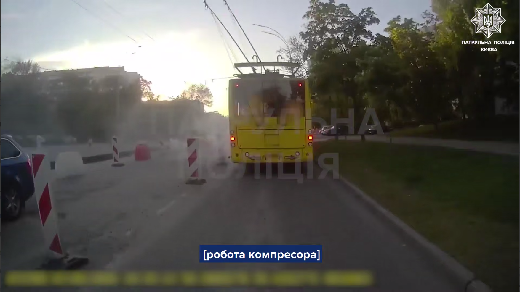 У Києві під час руху загорівся тролейбус із пасажирами. Відео
