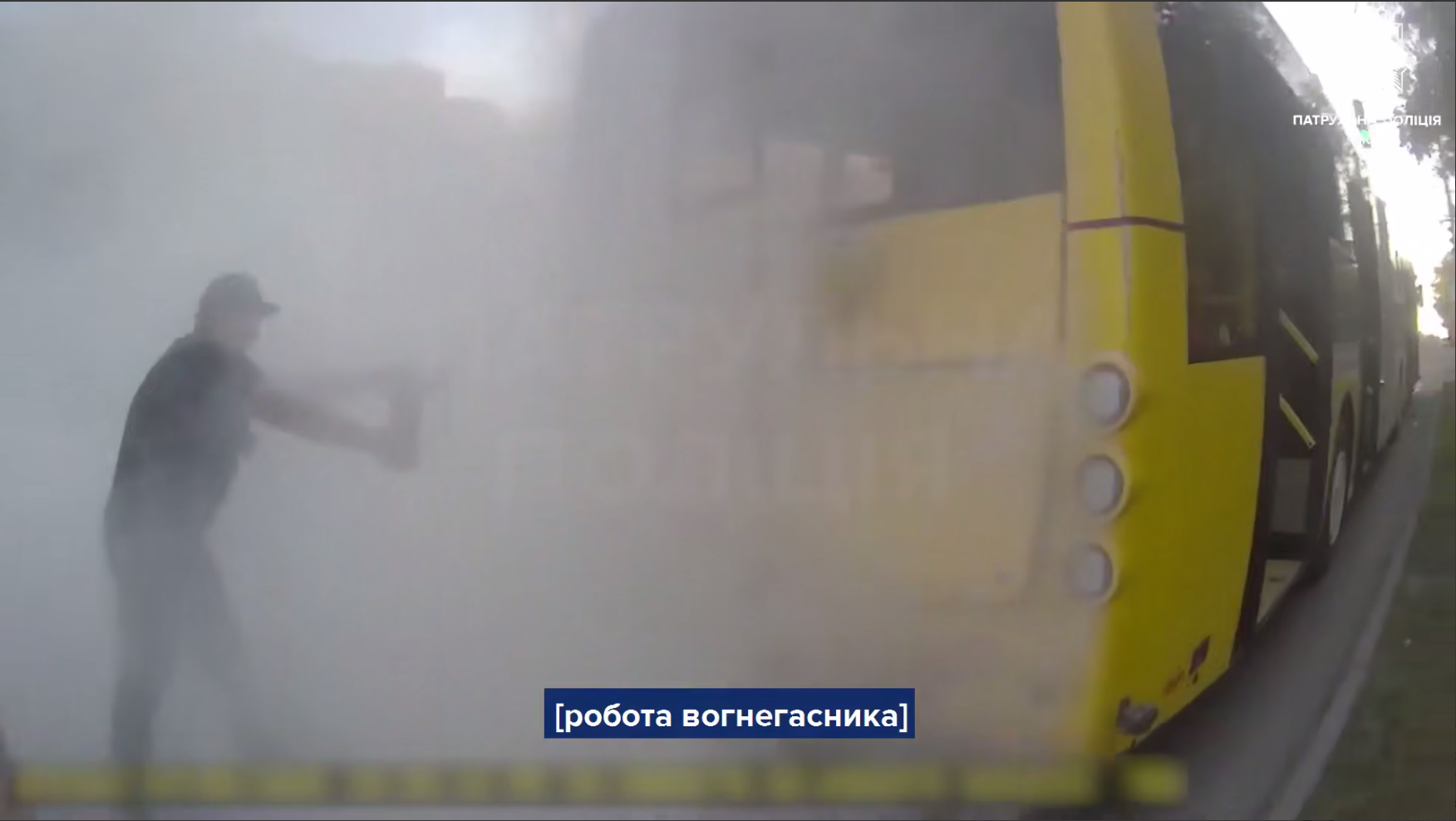 У Києві під час руху загорівся тролейбус із пасажирами. Відео