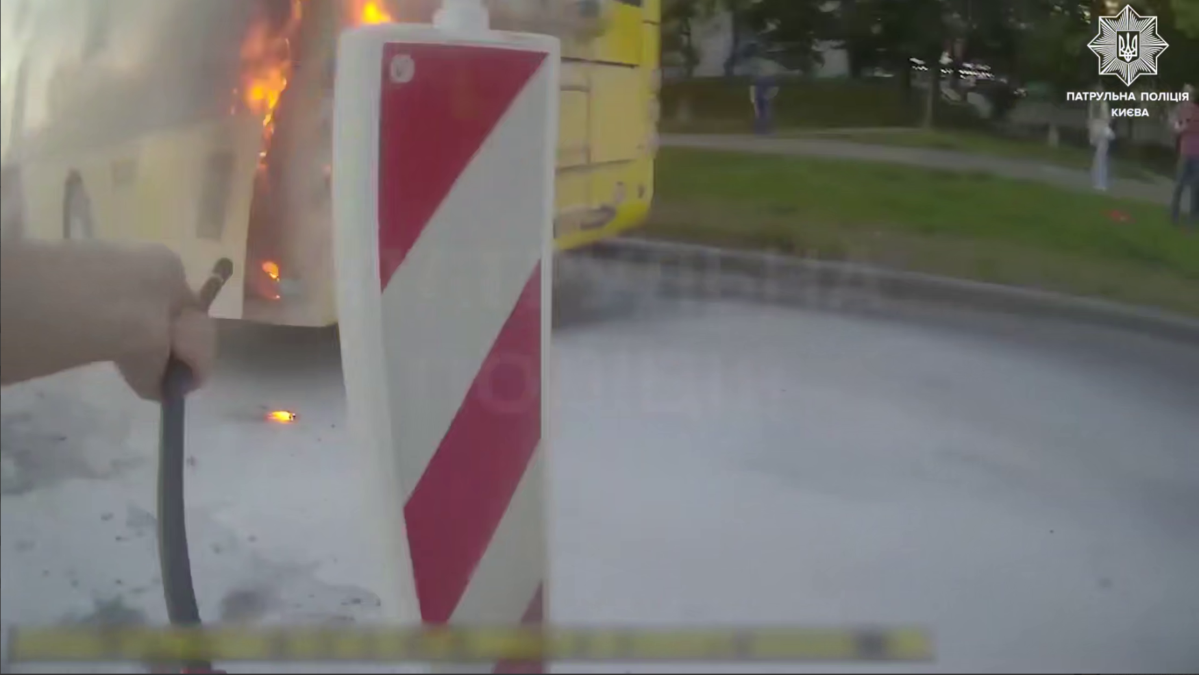 У Києві під час руху загорівся тролейбус із пасажирами. Відео