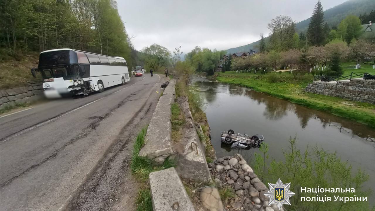 Поблизу Буковелю легковик зіткнувся з автобусом і злетів у річку. Фото з місця ДТП