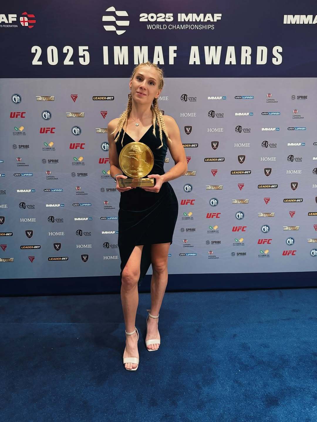 Нагадала всім про Україну. Чемпіонка світу з ММА зробила несподіваний вчинок перед боєм. Відео