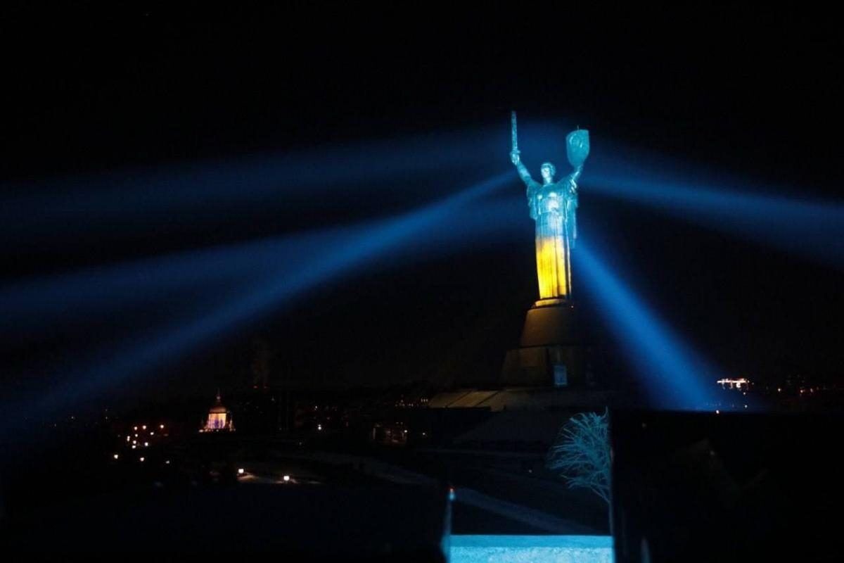 "Батьківщину-Матір" у Києві до Дня Європи підсвітили в кольори ЄС: Кличко показав фото і відео