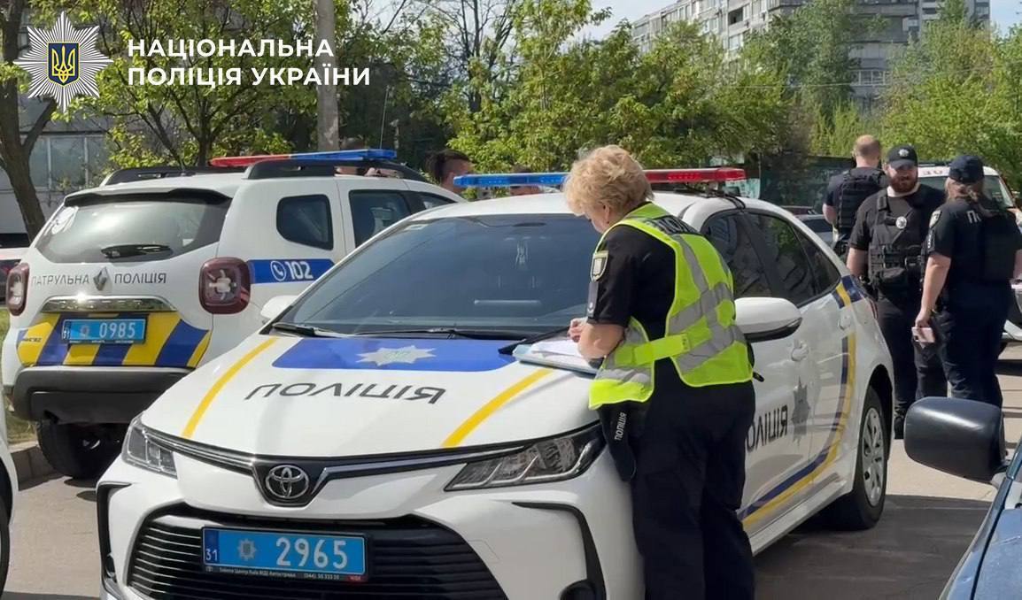 У Києві хлопець, намагаючись втекти від вбивці, зірвався з 11-го поверху та загинув. Подробиці справи, фото та відео