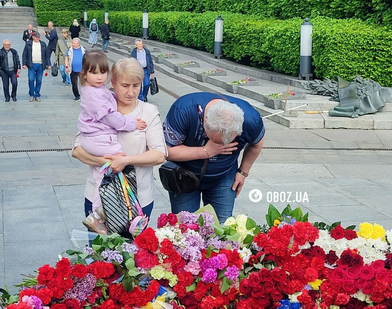 Не обійшлось без провокацій: як проходить День перемоги у Києві. Фоторепортаж та відео