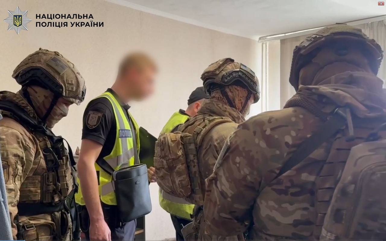 У Києві хлопець, намагаючись втекти від вбивці, зірвався з 11-го поверху та загинув. Подробиці справи, фото та відео