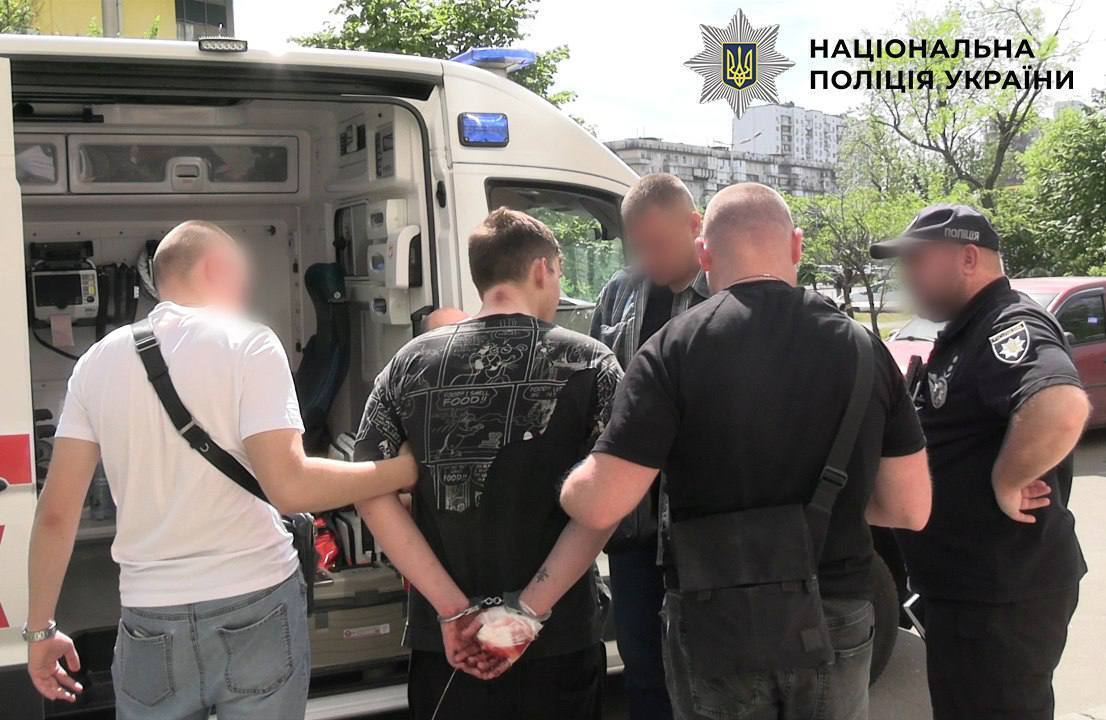 У Києві хлопець, намагаючись втекти від вбивці, зірвався з 11-го поверху та загинув. Подробиці справи, фото та відео