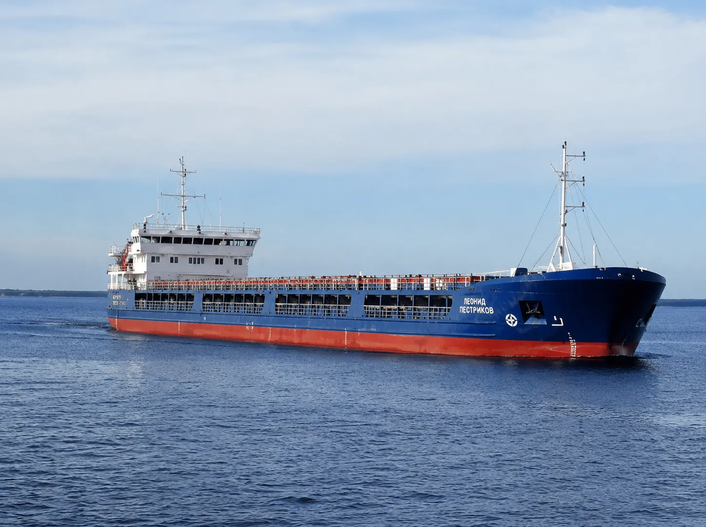 Українські дрони уразили російський корабель у порту Бердянська. Відео