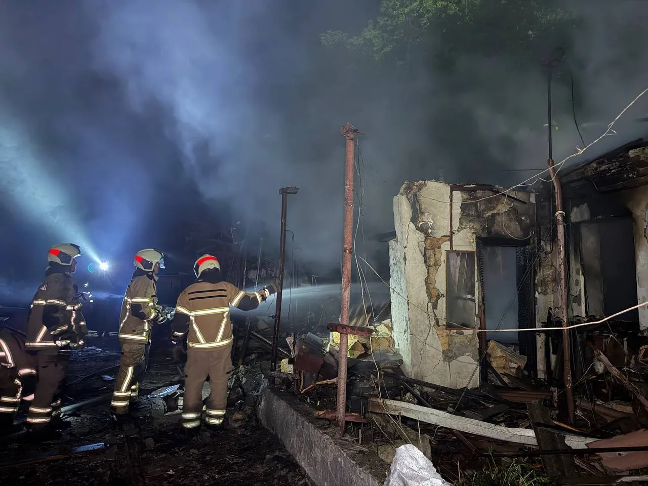В Одесі дрон влучив у багатоповерхівку: пошкоджено фасад і балкони, є постраждалі. Відео