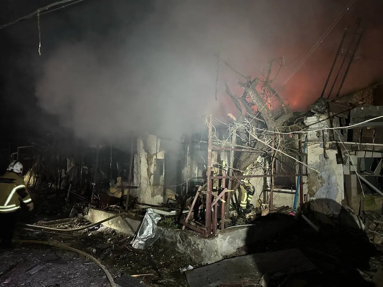 В Одесі дрон влучив у багатоповерхівку: пошкоджено фасад і балкони, є постраждалі. Відео