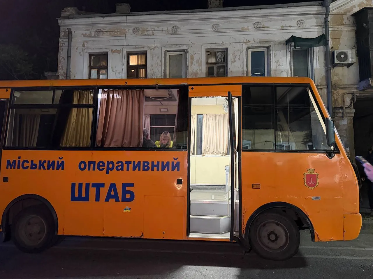 В Одесі дрон влучив у багатоповерхівку: пошкоджено фасад і балкони, є постраждалі. Відео