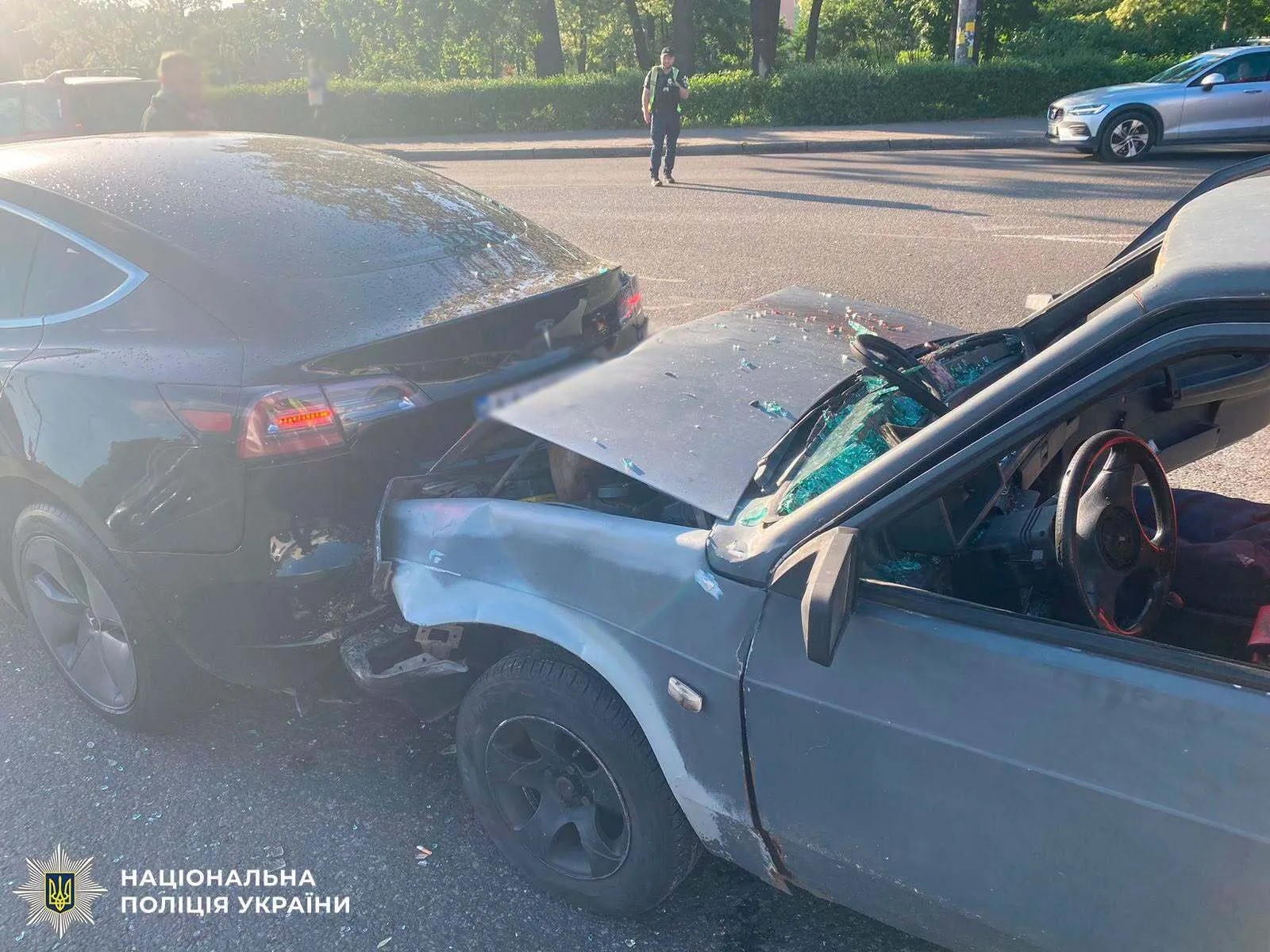 У Києві пʼяний водій влаштував масову ДТП: пасажирці порізало шию склом. Подробиці та фото
