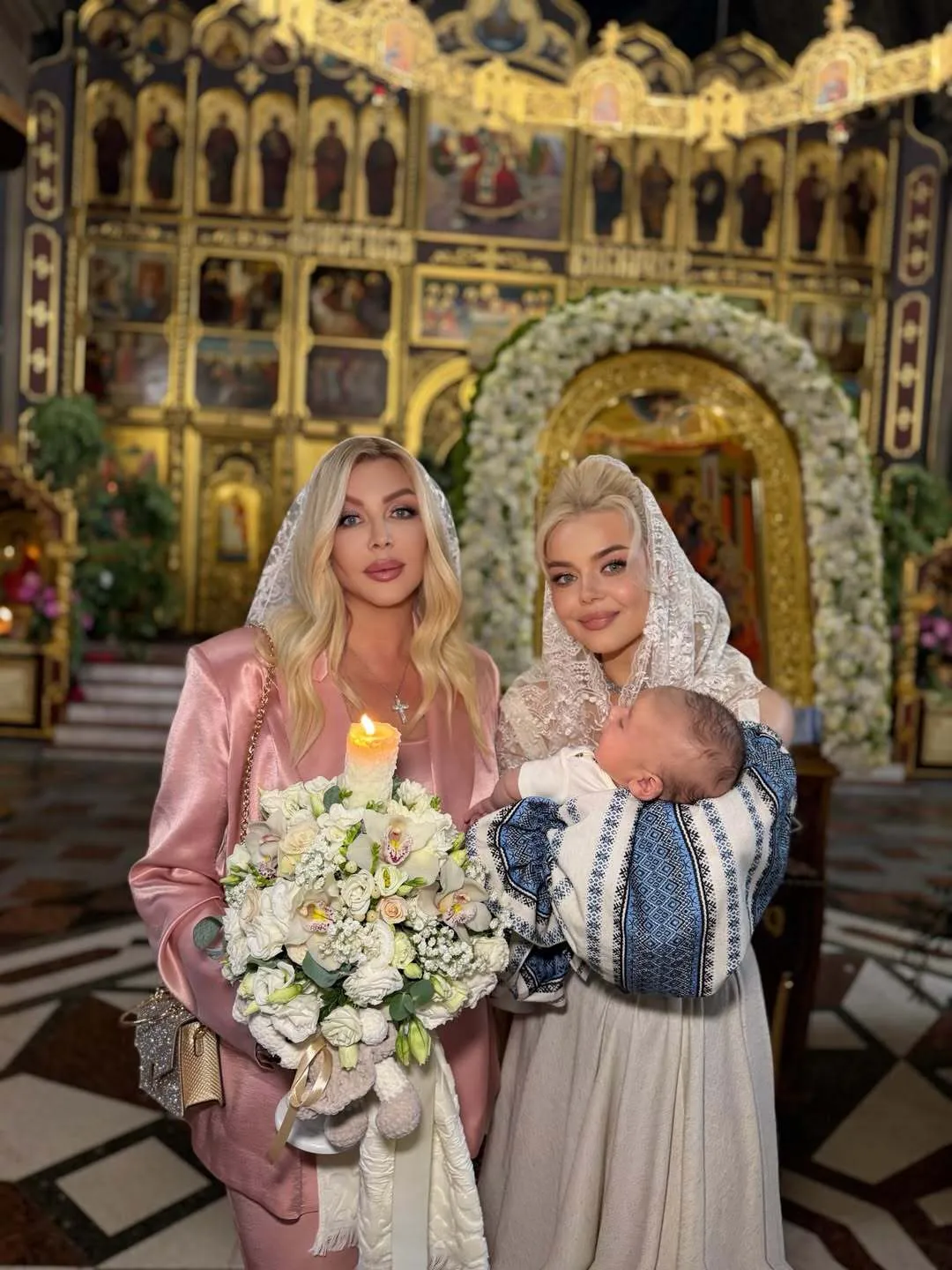 Алина Гросу покрестила сына и рассекретила известную куму, которая сыграла важную роль в ее карьере. Фото таинства