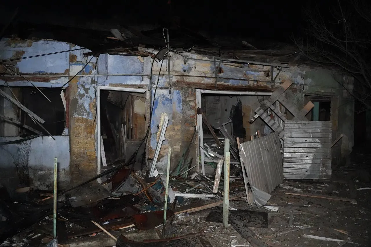 В Одесі дрон влучив у багатоповерхівку: пошкоджено фасад і балкони, є постраждалі. Відео