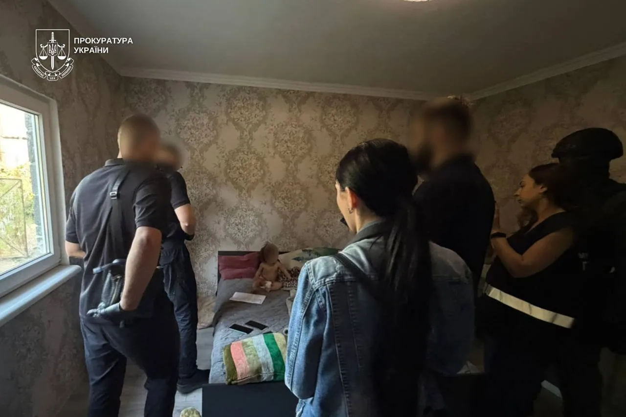 Знімала порно з малолітньою дочкою: на Закарпатті багатодітну матір взято під варту. Фото і відео