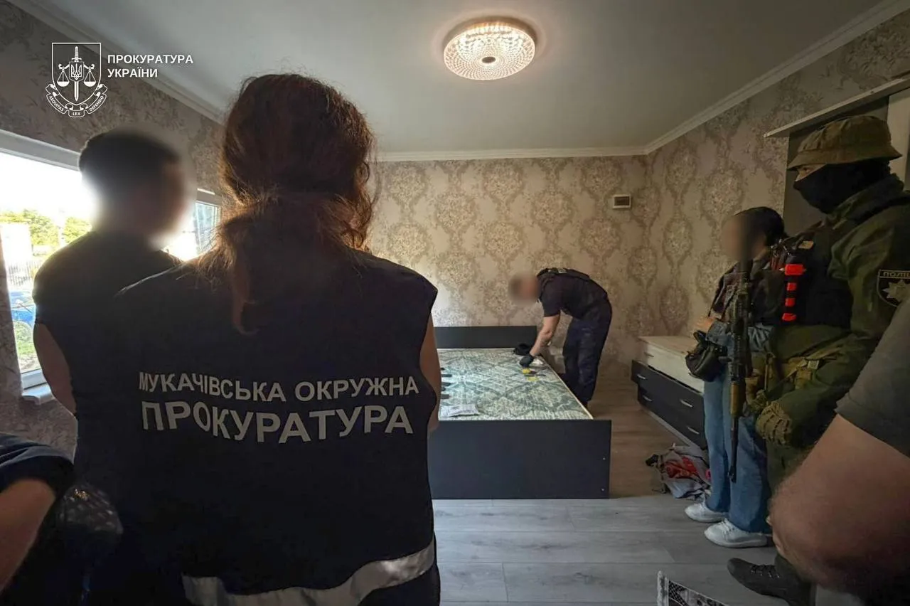 Знімала порно з малолітньою дочкою: на Закарпатті багатодітну матір взято під варту. Фото і відео