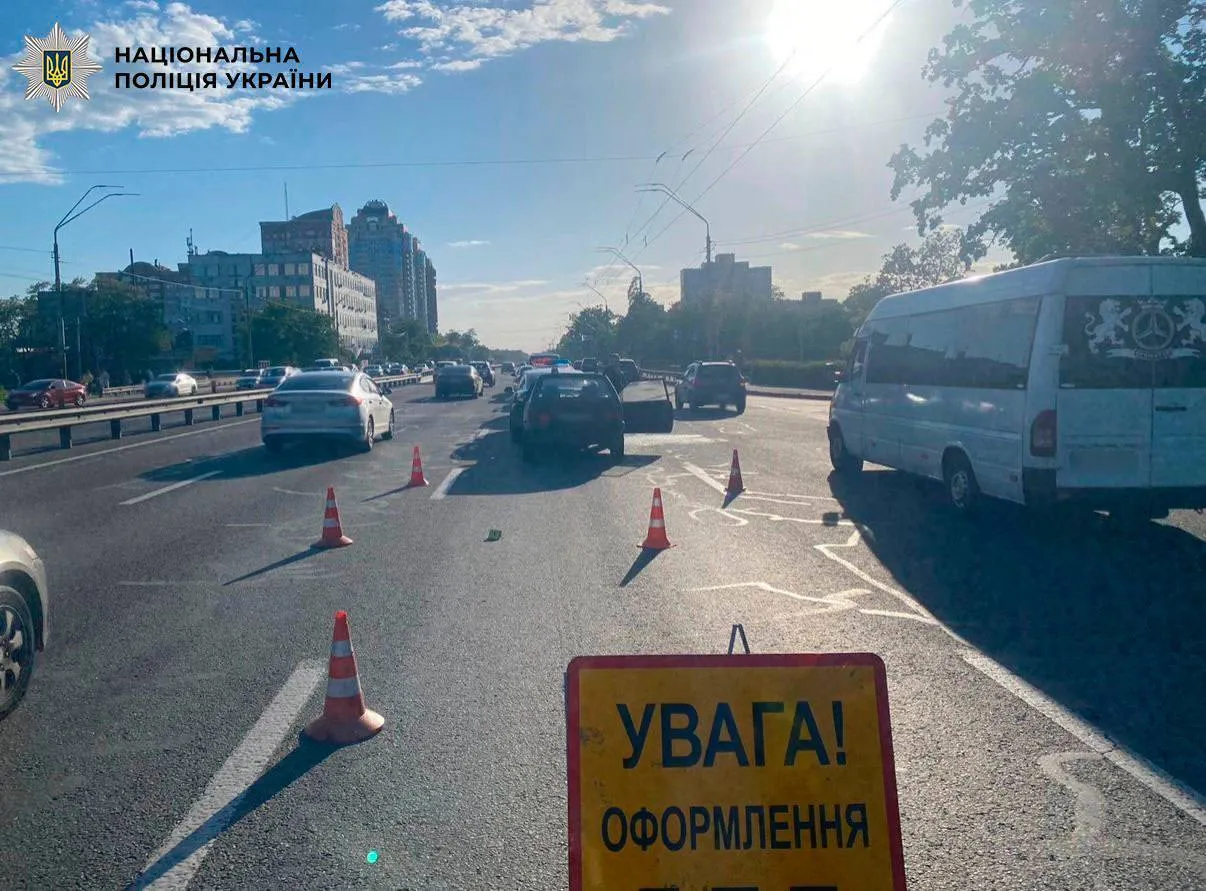 У Києві пʼяний водій влаштував масову ДТП: пасажирці порізало шию склом. Подробиці та фото