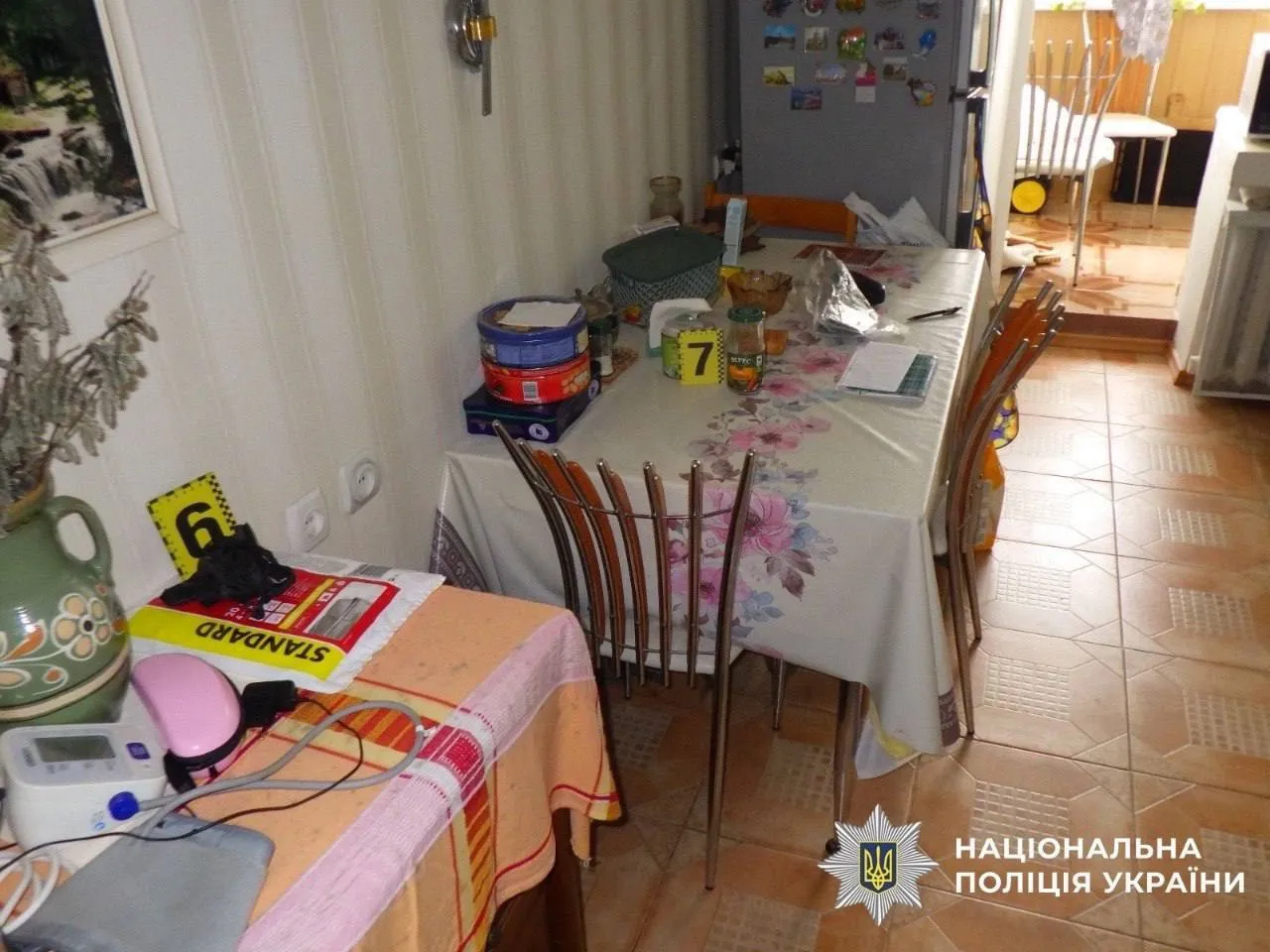 В Киеве мастер по ремонту, угрожая гранатой и ножом, ограбил пожилую клиентку. Подробности, фото и видео