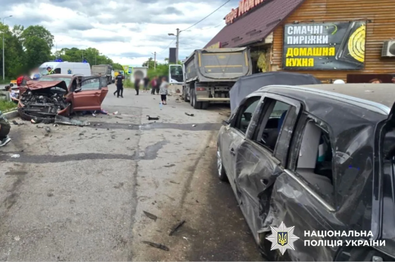 В Хмельницкой области грузовик влетел в припаркованные авто и врезался в кафе: есть жертва и пострадавшие. Фото
